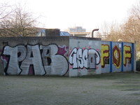 829133 Afbeelding van graffiti op een bijgebouw op het parkeerterrein van het voormalige Centraal Belastingkantoor ...